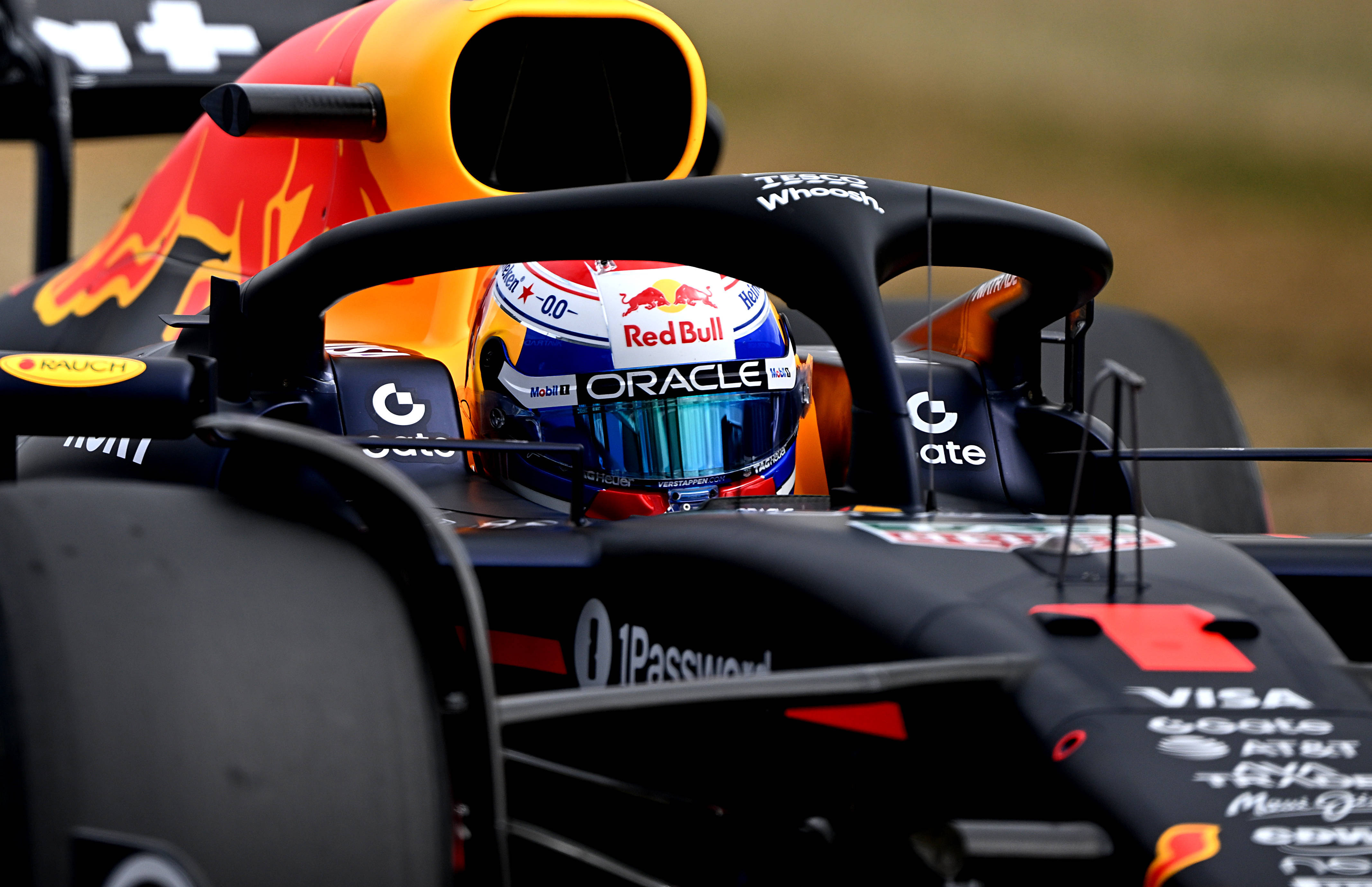 梅赛德斯险胜红牛车队，皮亚斯特里惊艳四座