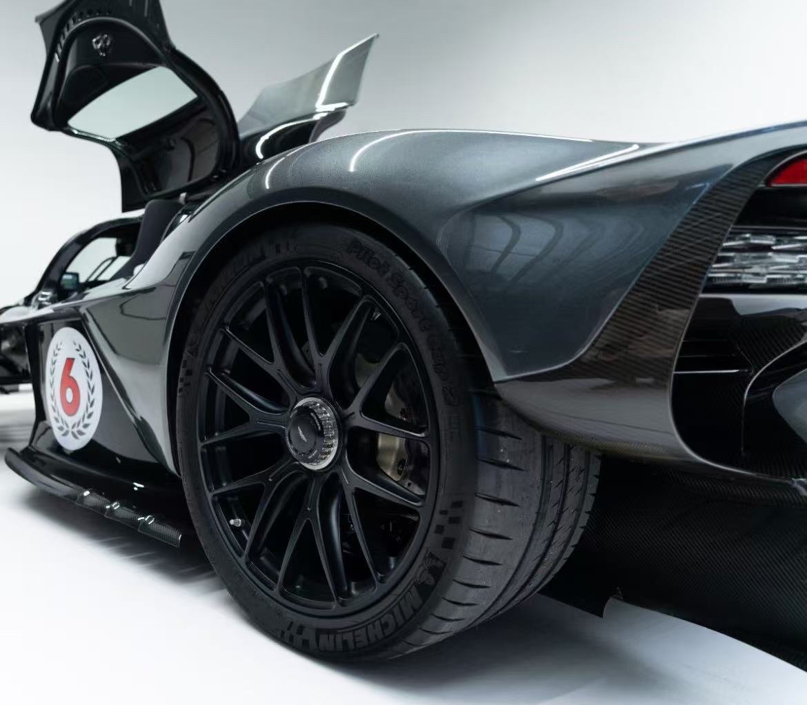 哈斯车队轻取阿斯顿马丁，皮亚斯特里惊艳四座