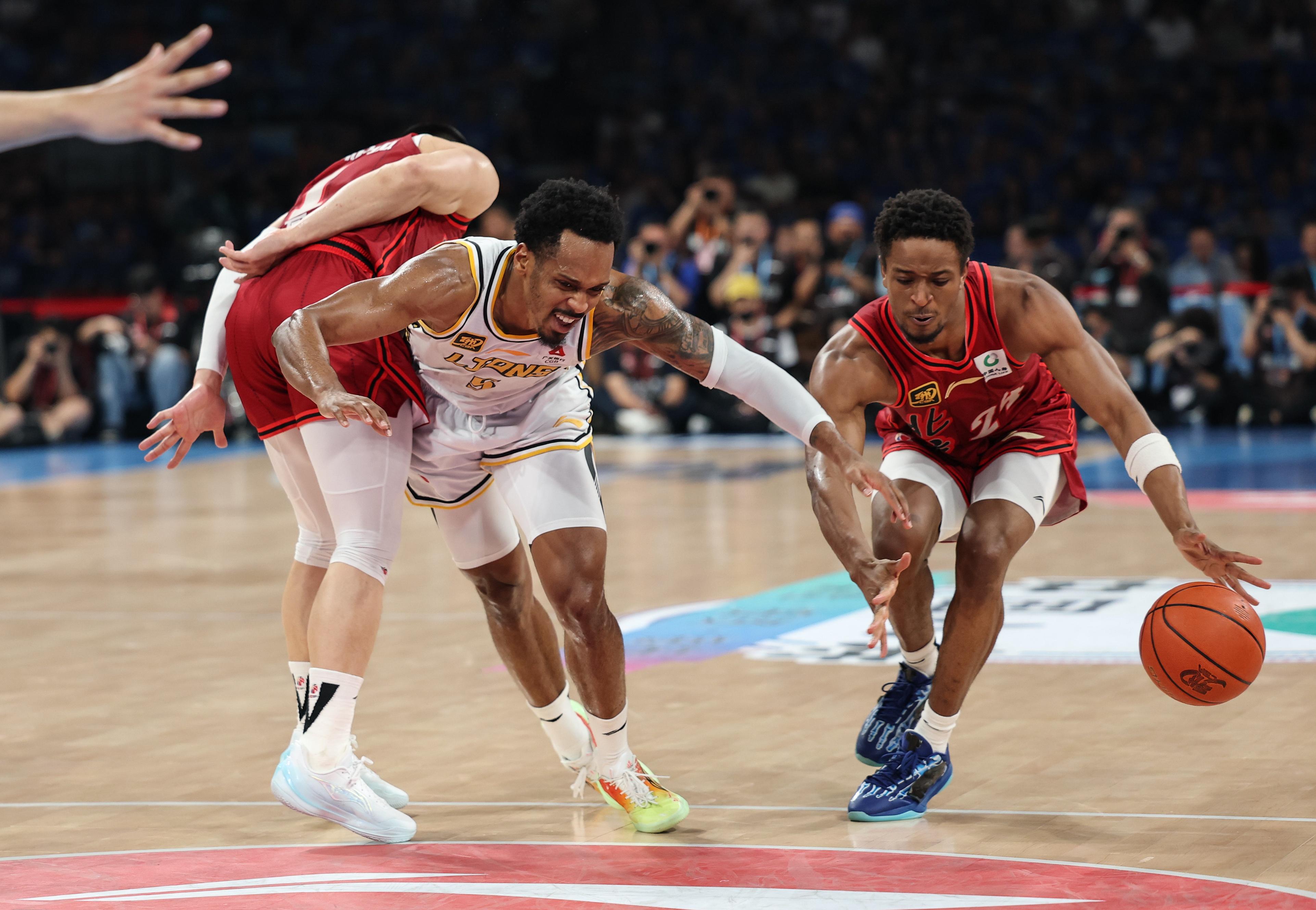 浙江队绝杀鹈鹕，恩比德点燃赛场