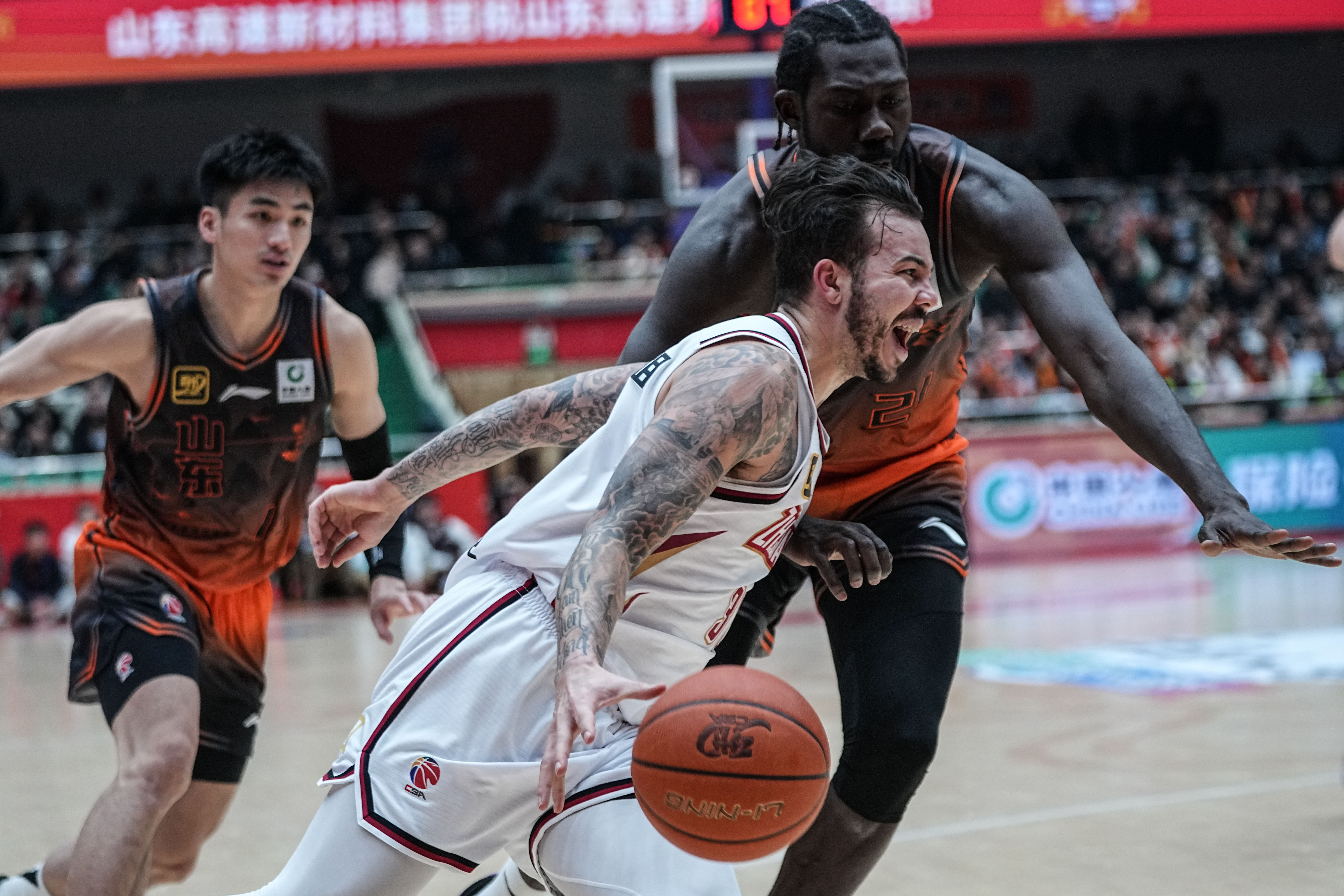 浙江队绝杀鹈鹕，恩比德点燃赛场