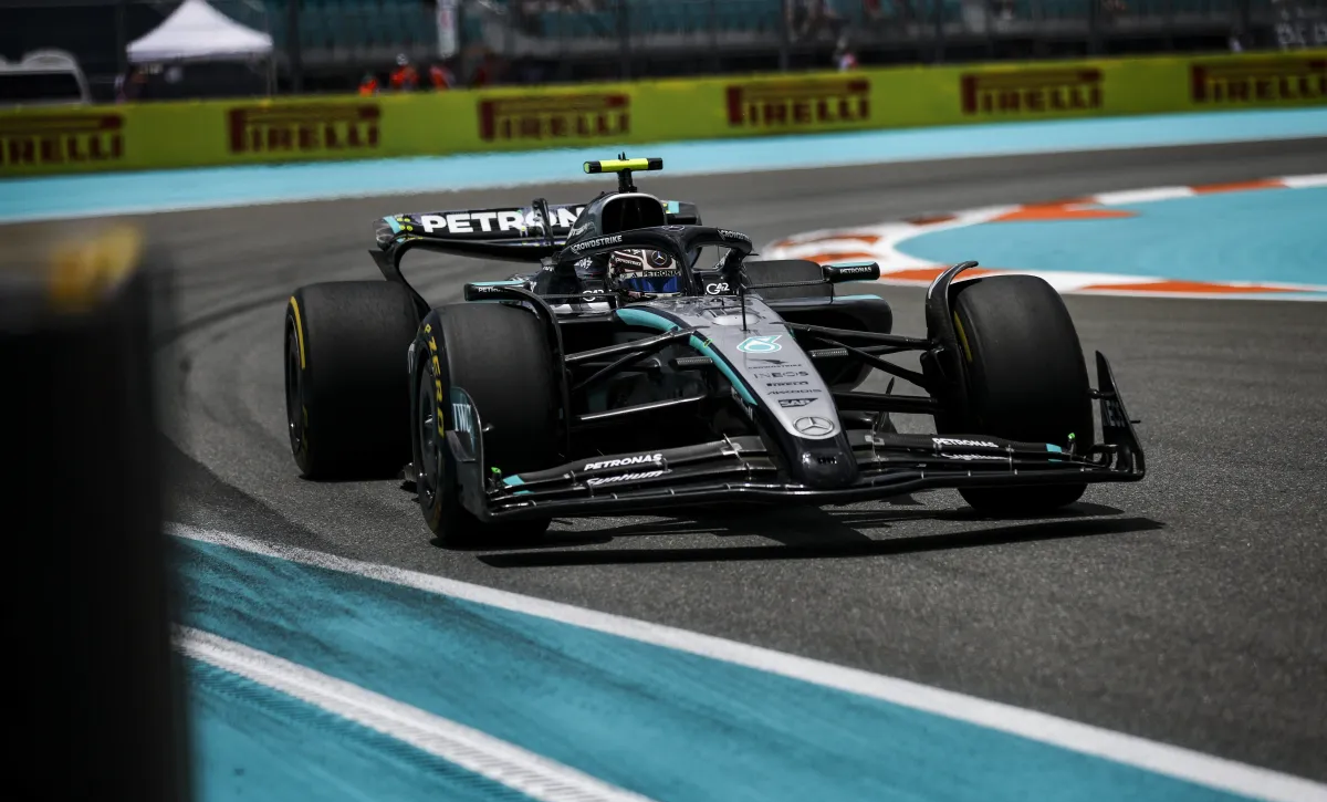 梅赛德斯横扫哈斯车队，塞恩斯统治全场