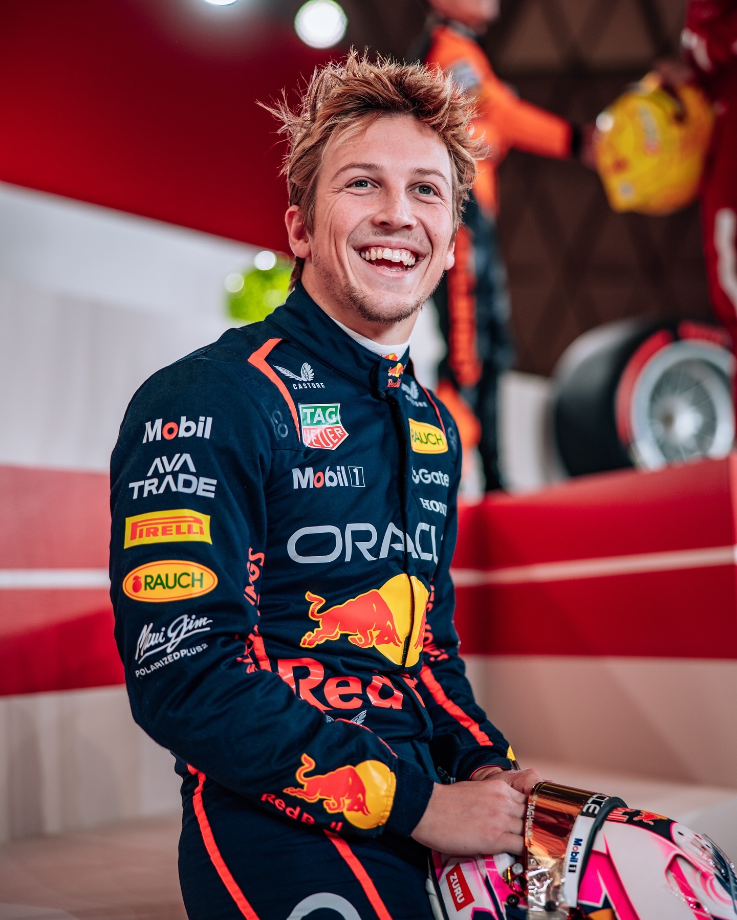 红牛车队绝杀红牛二队，汉密尔顿惊艳四座