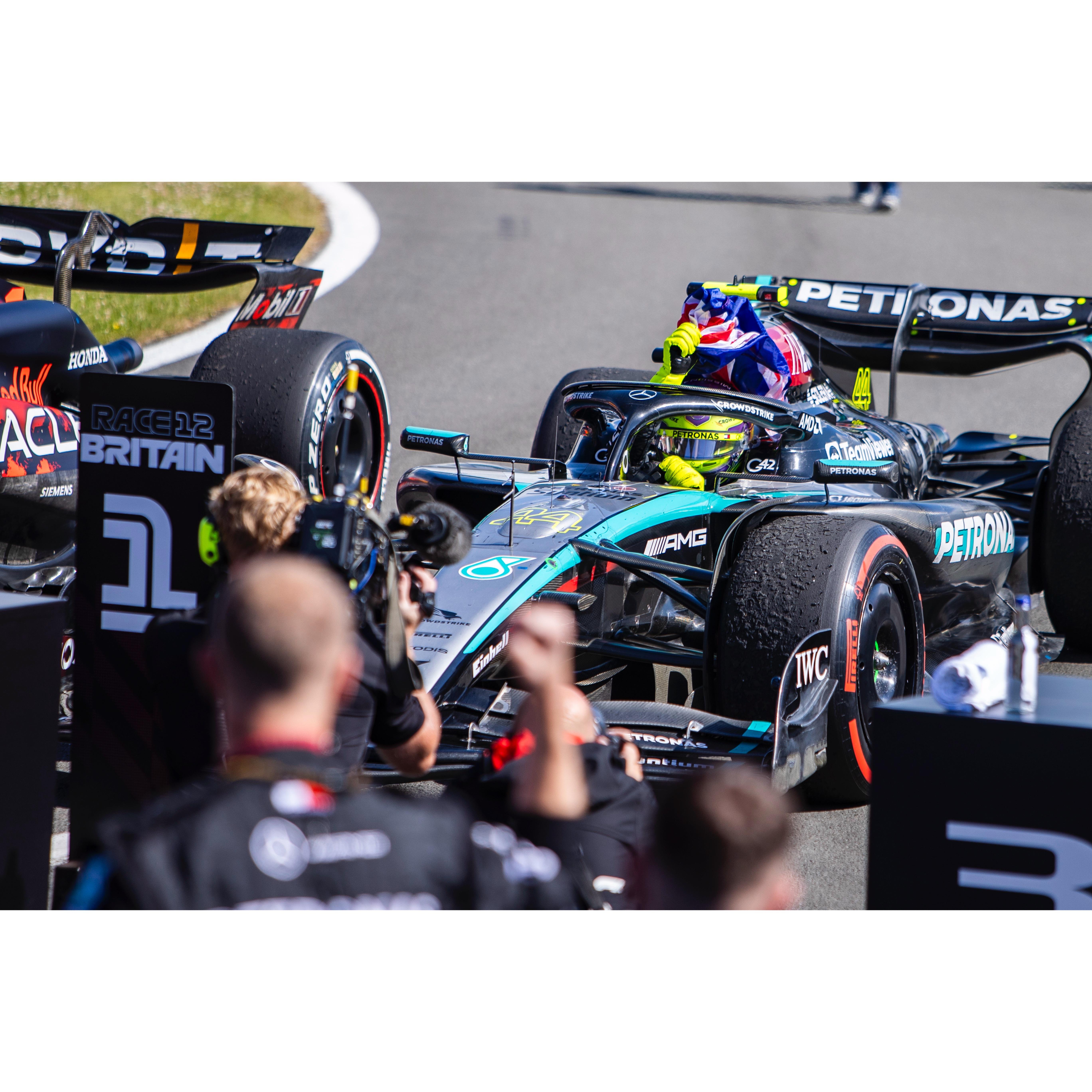 红牛车队绝杀红牛二队，汉密尔顿惊艳四座