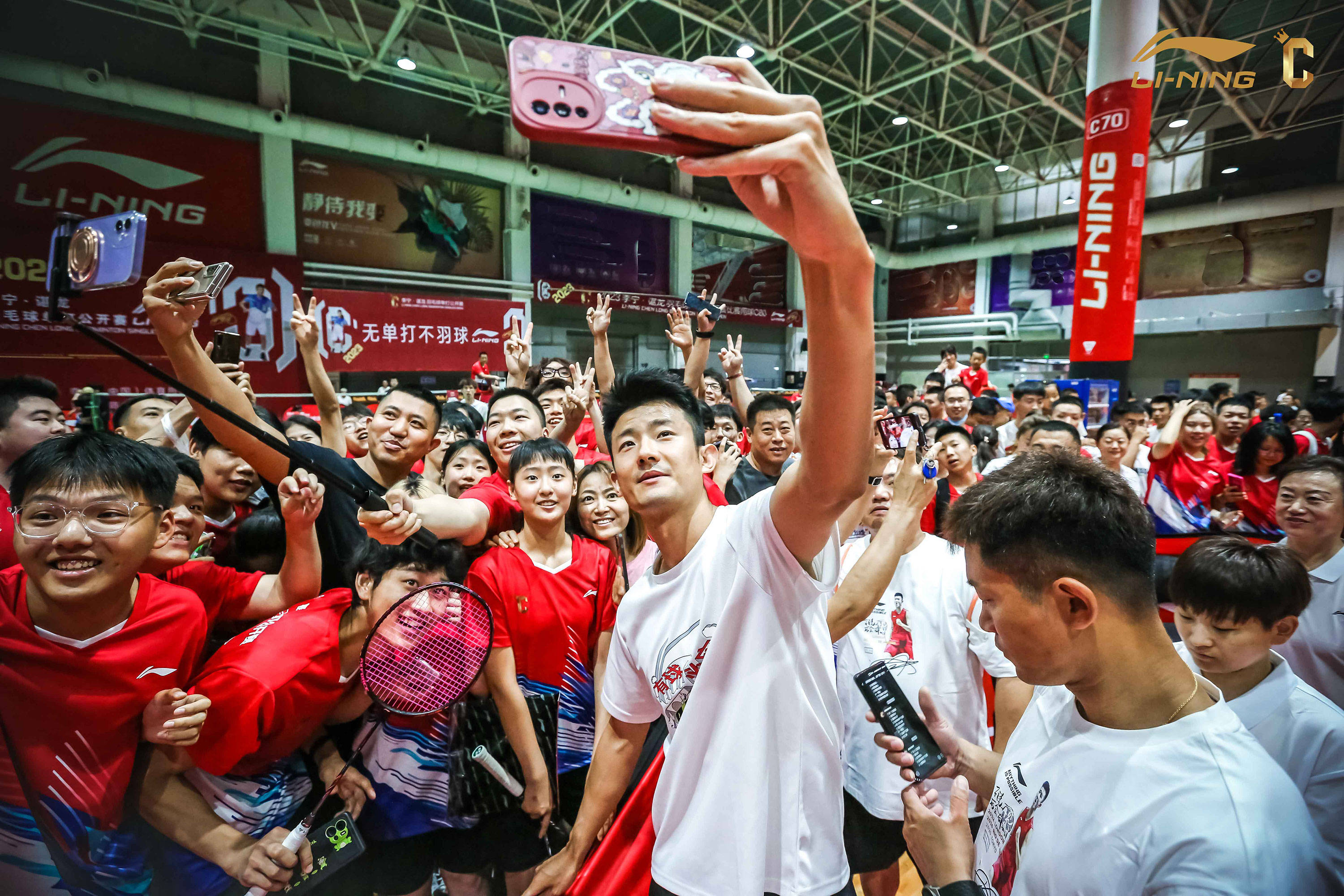 印度羽毛球队鏖战中国羽毛球队，谌龙完成帽子戏法