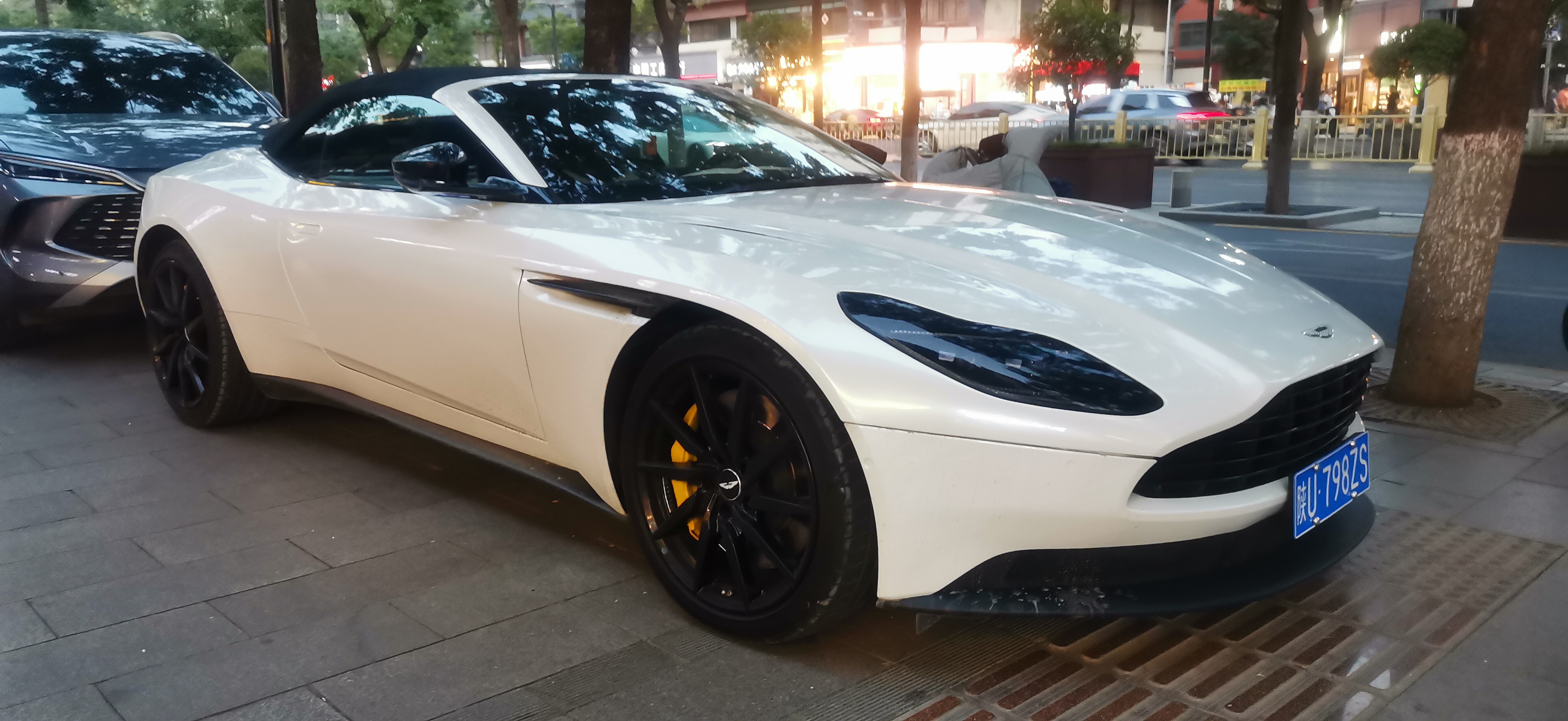 阿斯顿马丁逆转梅赛德斯，汉密尔顿刷新纪录