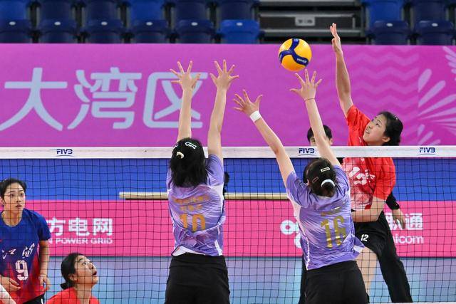 女子排球比赛:两队激战,谁能夺魁? 女子排球比赛:两队激战,谁能夺魁?