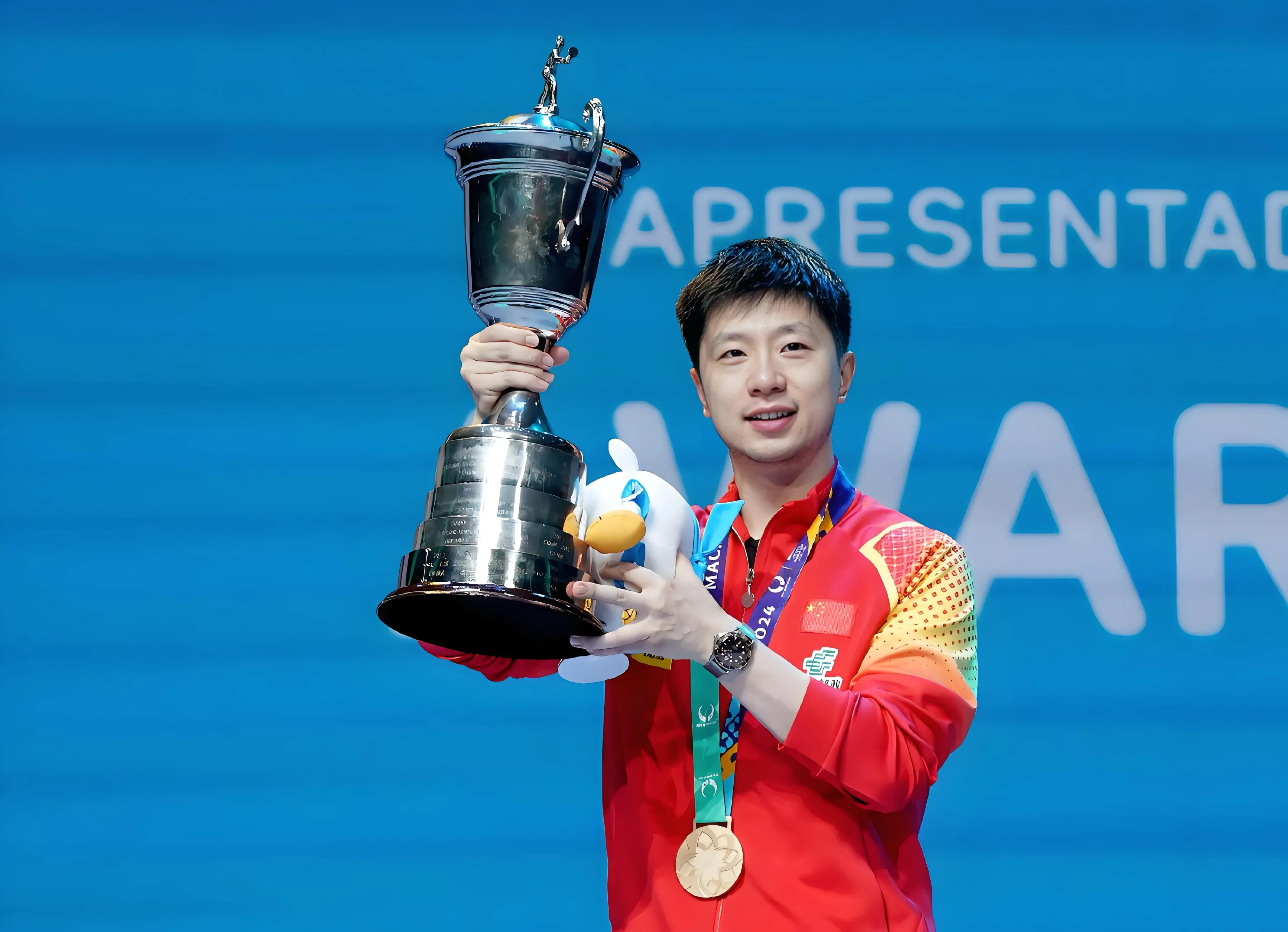 球队主帅喜获胜利,力挺球员表现 球队主帅喜获胜利,力挺球员表现