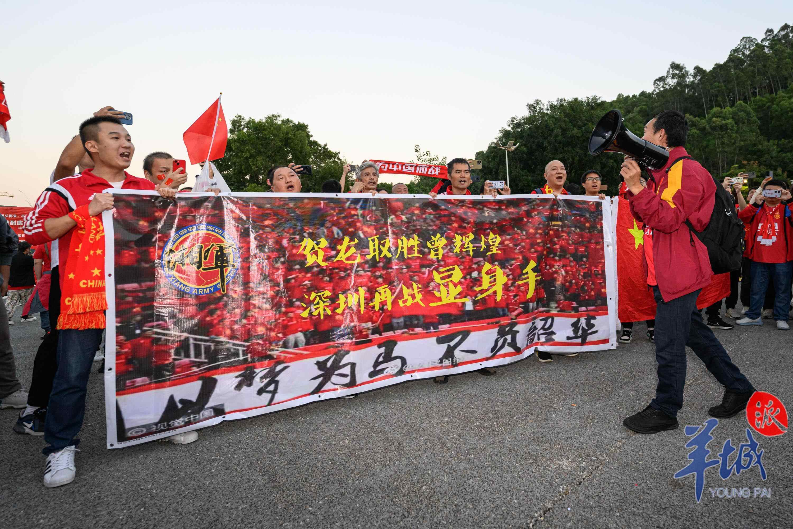 冠军争夺战开幕，球迷热情助威