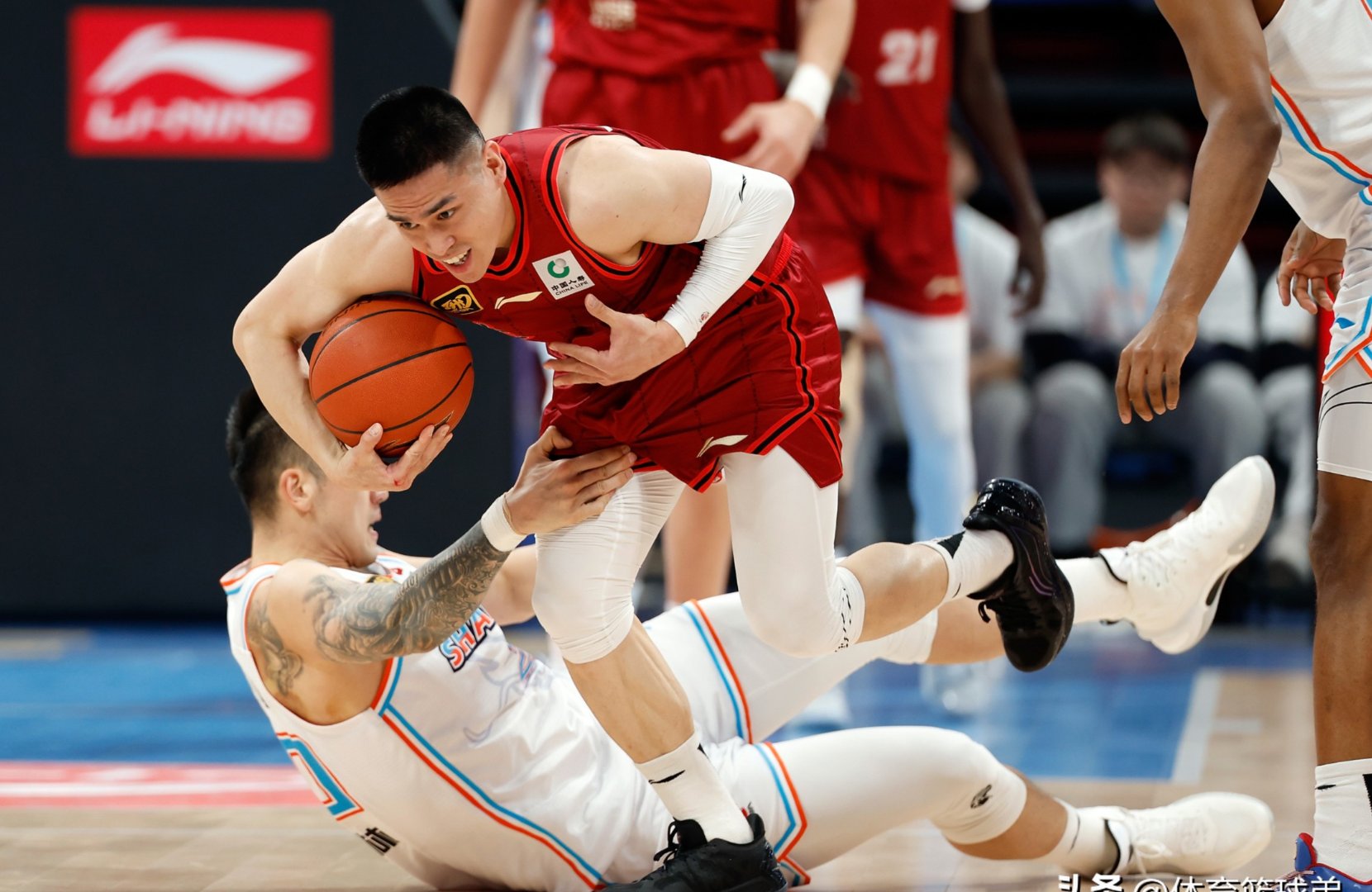 马刺碾压公牛,浓眉哥带队取胜 马刺碾压公牛,浓眉哥带队取胜