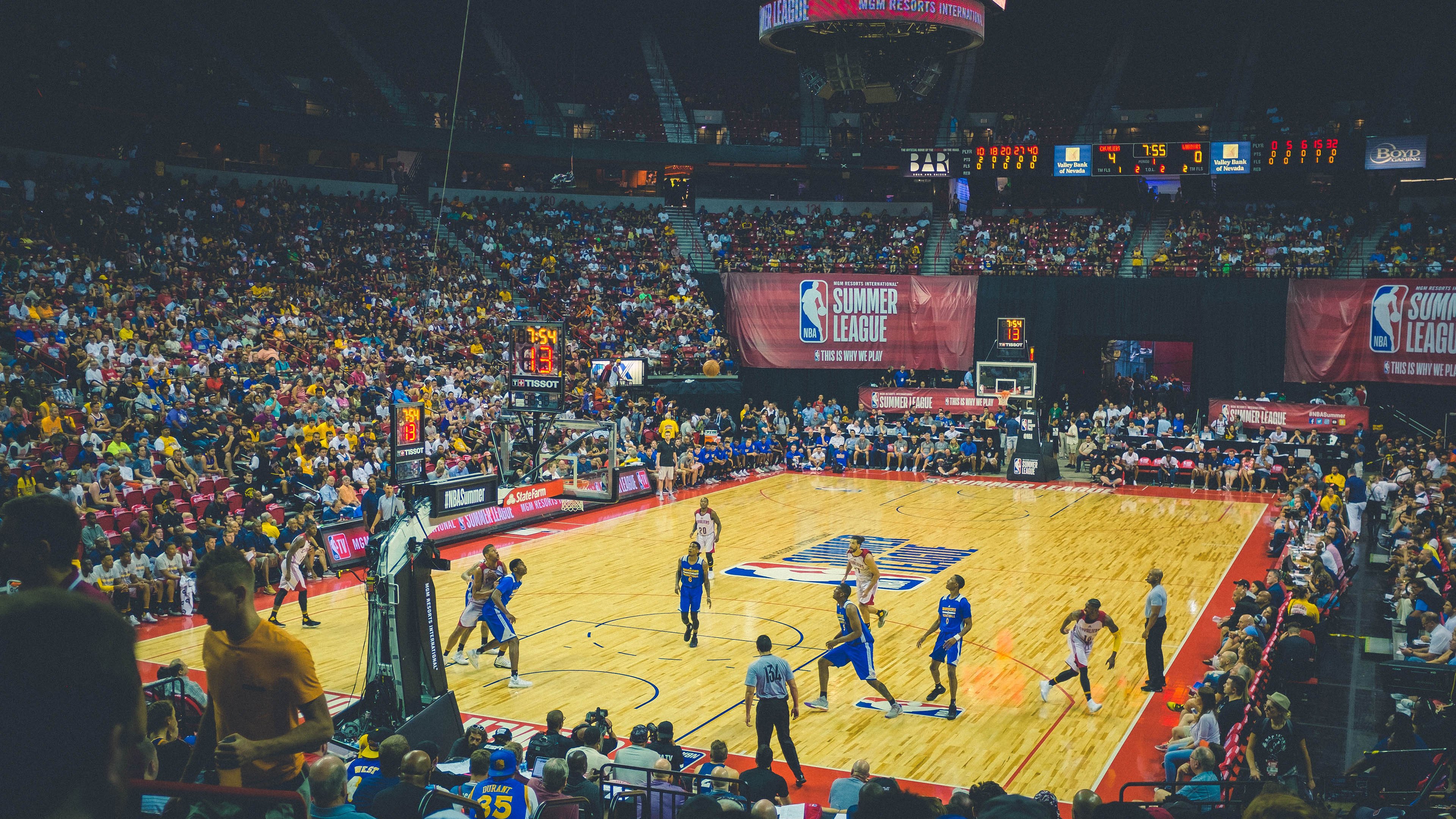 那不勒斯击溃曼联，阿坎吉季后赛抢七接管比赛，体育史上独一无二的双线奇迹