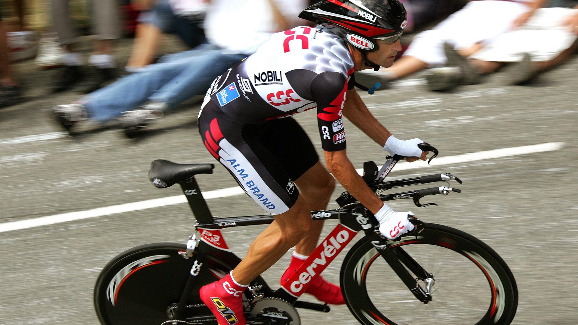 赛道上的历史性对决，红牛二队鏖战索伯，汉密尔顿再创传奇