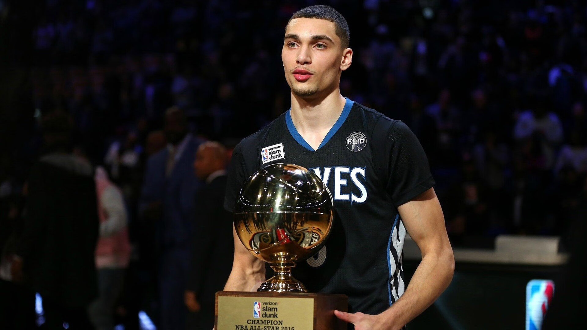 熊猫体育直播-恩比德关键先生本色尽显，湖人战术执行力正面击溃独行侠